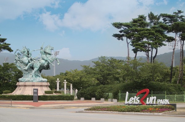 경마공원 내 청동마상 및 렛츠런파크 로고 [사진제공=한국마사회]