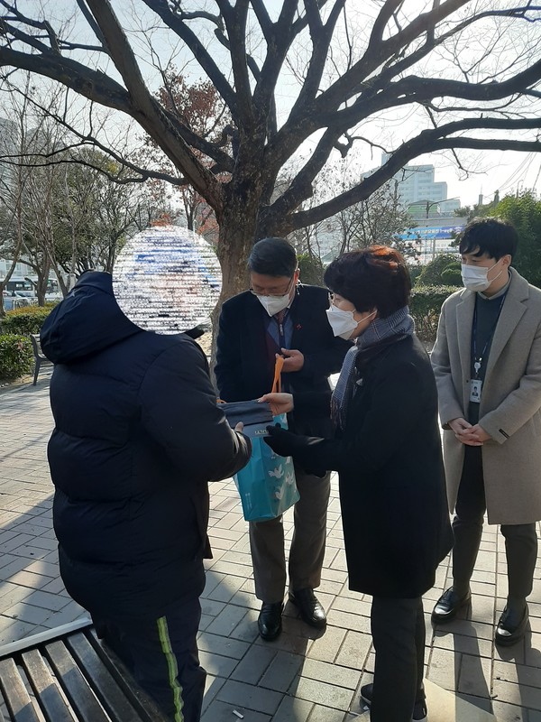 동절기 찾아가는 노숙인 상담소 운영 합동 현장활동 사진 [재공=창원시]