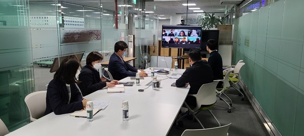 부산항만공사 신항 건설현장을 대상으로 비대면 통합공정회의를 개최했다. [제공=부산항만공사]