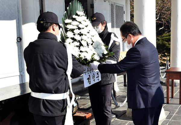 김석준 부산교육감이 충렬사 찾아 새해 맞이 참배를 했다. [제공=부산교육청]