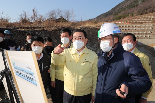 허성무 창원시장이 제2안민터널 건설공사 현장을 찾아 현장 중심 행정을 하고 있는 모습 [제공=창원시]