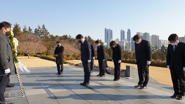 박재범 남구청장이 유엔기념공원에서 신년 참배를 하는 모습 [제공=남구]