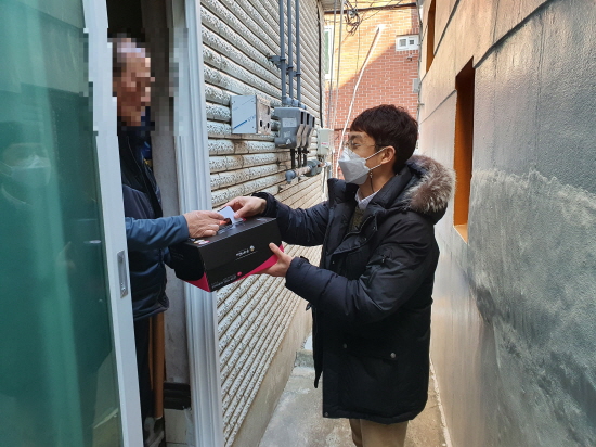 홀로 어르신 사랑의 떡 케이크 전달 사진 (제공=연제구청)