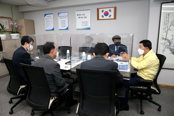 산하기관을 방문해 임직원들을 격려하고 있다. [제공=김해시]