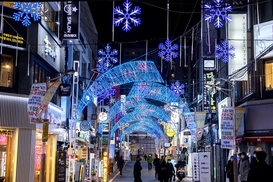 부산대학로 빛거리 점등 사진 (제공=금정구청)