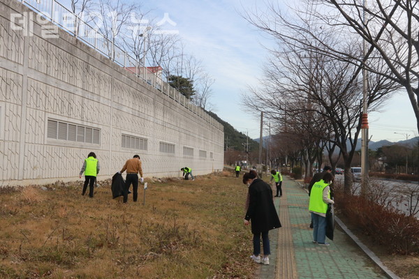 양산경찰서 직원들이 경찰서 및 주변 환경정비를 위한 봄맞이 대청소 활동을 실시했다. [제공=양산경찰서]​