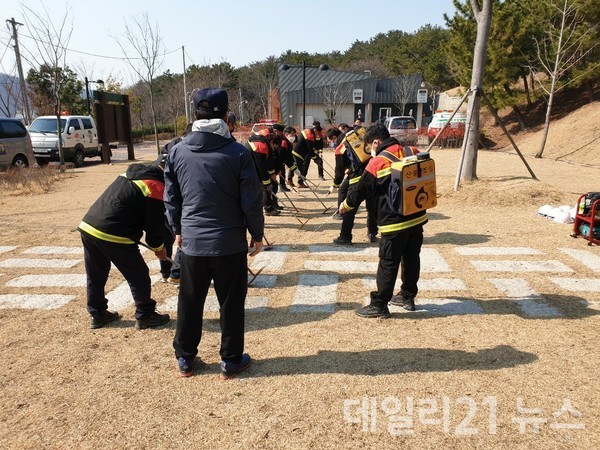 ​산불전문진화대원이 산불을 끄는 훈련을 하고 있다. [자료=김해시]​​