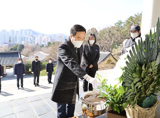 3일 신임 김재일 부산본부세관장이 충렬사를 찾아 헌향을 하고 있다.(사진제공=부산세관)