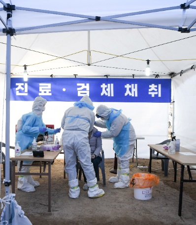 부산시가 외국인 고용 건설현장을 대상으로 이동 임시선별검사소를 운영한다.(사진출처=부산시)