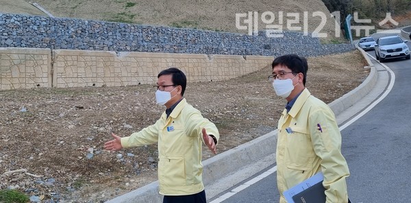 박환기 부시장이 여름철 재해우려지역 현장점검을 실시 하고 있다. [제공=거제시]