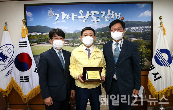 허성곤 김해시장이 한국도로공사로부터 감사패를 전달받았다. [제공=김해시]