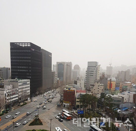 부산시가 오늘(29일) 12시 기준, 부산 전역에 미세먼지(PM-10) 경보를 발령했다.(오후 2시 초량 정발장군 앞에서 바라본 시가지/촬영 박정우 기자)