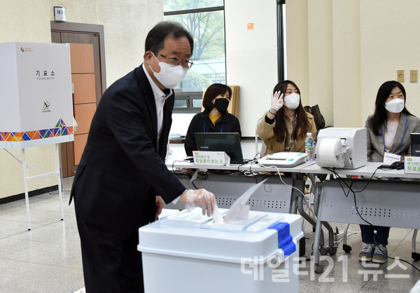 김석준 교육감이 금정구청에서 사전투표를 하는 모습 (제공 = 부산시교육청)