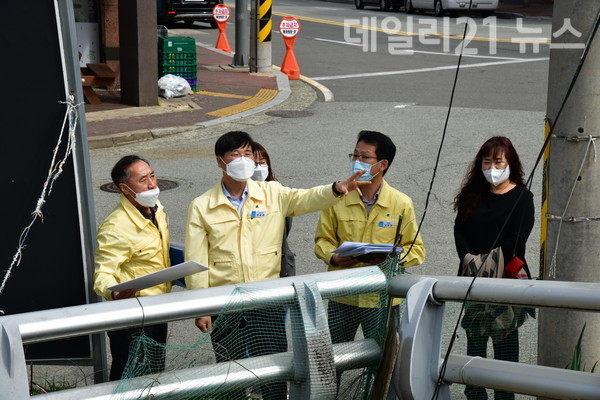 변광용 거제시장이 지역개발사업 추진을 위해 현장점검을 하고 있다. [제공=거제시]