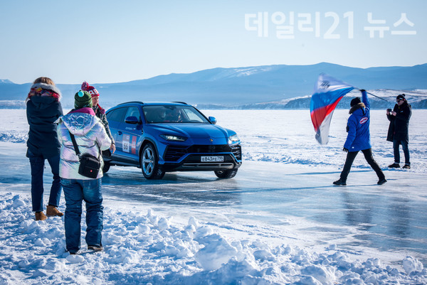 람보르기니 우루스가 러시아 바이칼 호수 얼음 위에서 최고 속도 신기록을 달성했다. [제공=람보르기니]