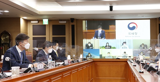 국세청이 6일 납세자의 편익 제고를 위해 노력한 ‘국세청 적극행정 우수공무원’ 9명을 선정해 표창을 수여하였다.(사진제공=부산지방국세청)