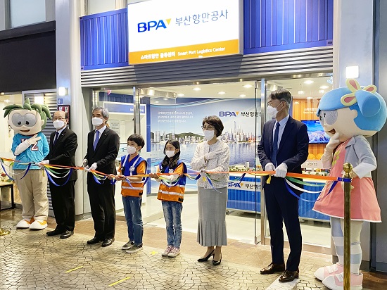 왼쪽부터, BPA 강부원 부사장, BPA 남기찬 사장, 체험 어린이, 키자니아 코리아 최성금 대표, 부산MBC 구자중 대표.(사진제공=부산항만공사)