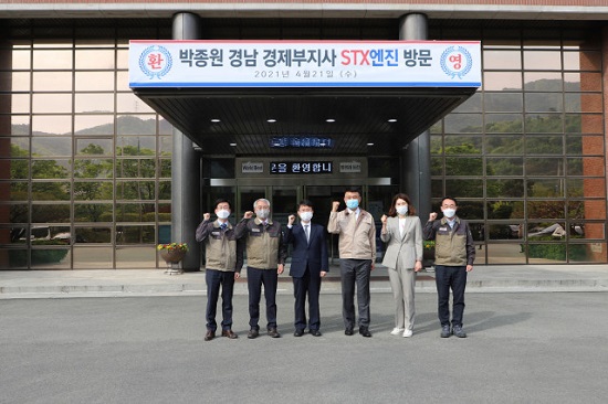 왼쪽 세 번째부터 박종원 경남 경제부지사, 박기문 STX엔진 사장.(사진제공=경남도)