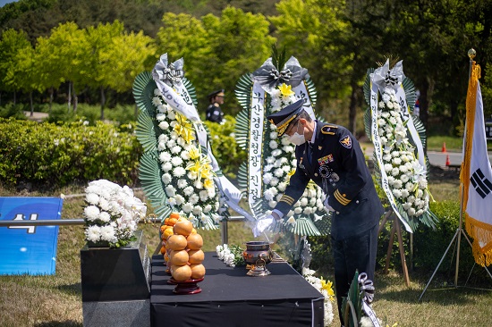 ‘제32주기 5ㆍ3동의대 사건 순국경찰관 추도식’을 3일 오전11시, 국립대전현충원 경찰묘역에서 거행했다.(사진제공=부산경찰청)