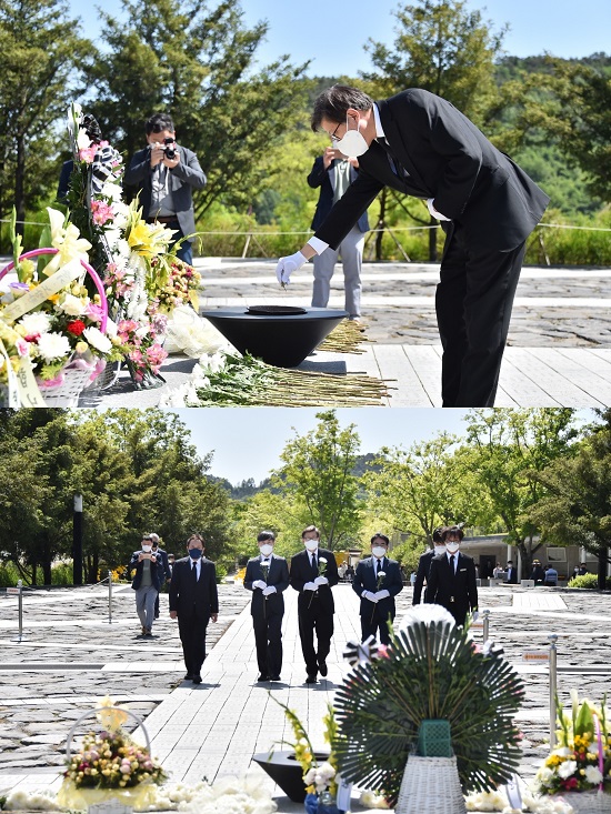 박형준 부산시장이 9일 오후 2시20분께 경남 김해시 진영읍 봉하마을을 방문해 고 노무현 전 대통령의 묘역을 참배했다.(사진제공=부산시)