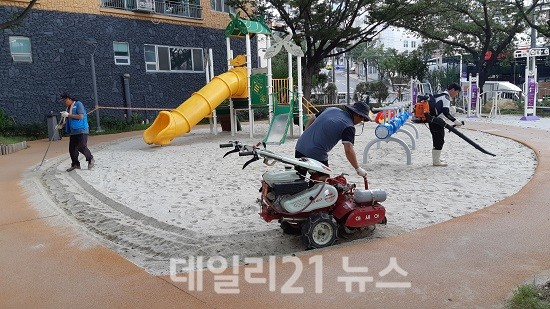 ‘아동친화도시’ 올해도 어린이놀이시설 소독 앞장 사진 (제공=금정구청)