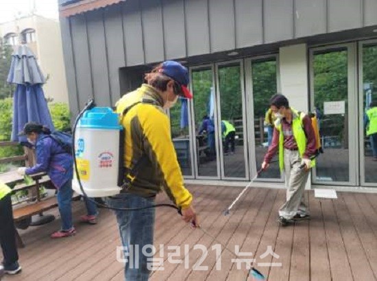 다중이용시설 대상으로 공공시설 생활방역 활동 실시 사진 (제공-사상구청)