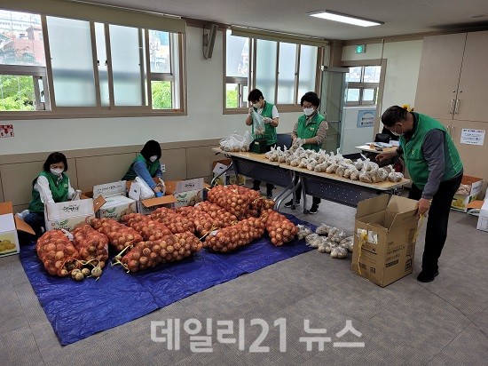 영선2동 새마을 가정의 달 맞이 어르신 농산물꾸러미 전달 사진 (제공=영도구청)