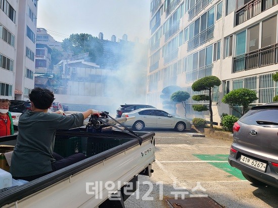 거제4동 주민자율방역단, 방역 취약지역에 방역을 실시하고 있다. [제공=연제구청]