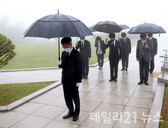 윤주봉 부산지방병무청장 및 간부 직원들이 순국선열을 기리며 참배를 하고 있다. [제공=부산병무청]