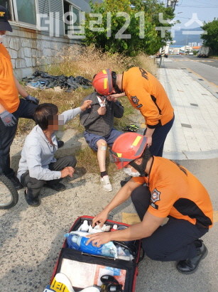 부산 강서소방서 대저119안전센터 화재진압 대원들이 길거리에 쓰러진 부상자를 응급처치하고 있다. [제공=부산소방재난본부]