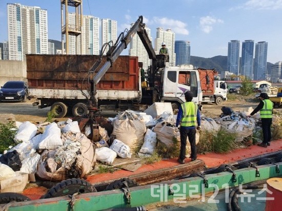 4물양장 내 폐기물 수거 장면. [제공=부산항만공사]