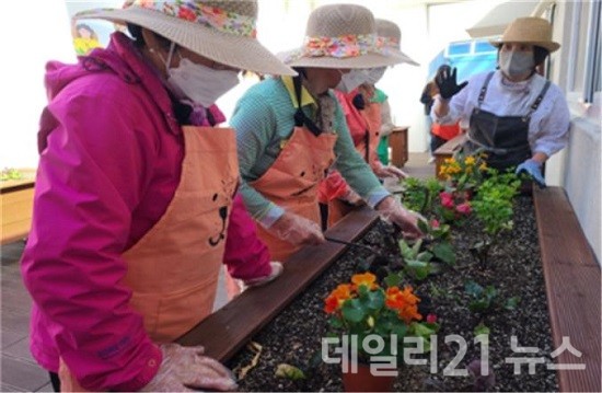 ‘맞춤형 텃밭 프로그램’ 운영 모습.(출처=부산시 농업기술센터)