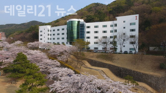 와이즈유 영산대학교 해운대캠퍼스 미래융합대학 건물 전경 [제공=영산대]