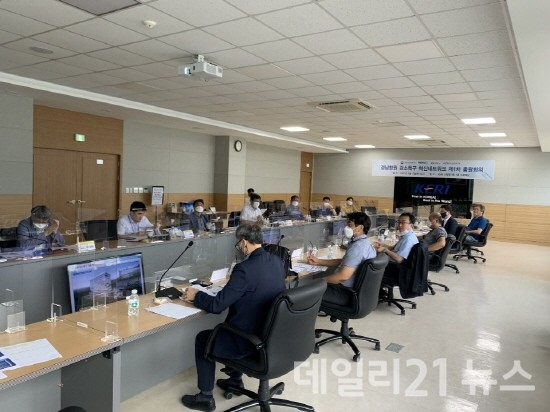 창원시와 한국전기연구원이 '경남창원 강소특구 혁신네트워크 총괄회의’를 개최하고 있다. [제공=창원시]