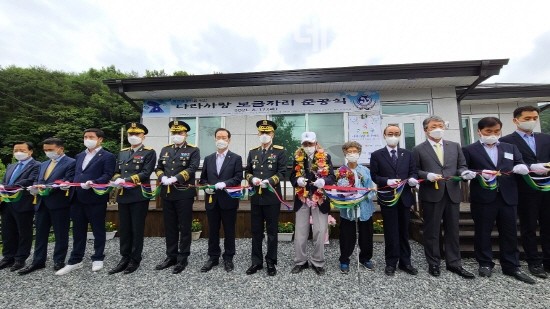 인민군 3명을 생포했던 김기권 참전유공자의 새롭게 단장된 자택에서 ‘나라사랑 보금자리’ 현판식을 진행하고 있다. [제공=하영제 의원실]