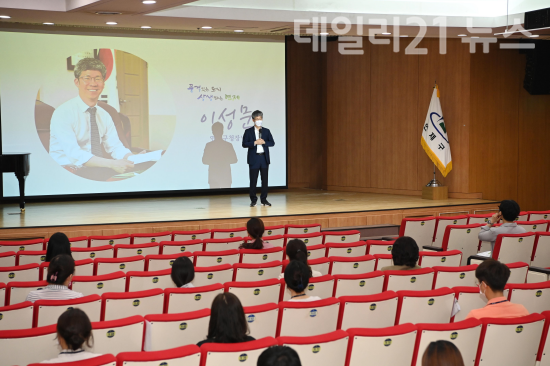 연제구청 구민홀에서 ‘팝페라 친절 콘서트’를 개최했다. [제공=연제구청]