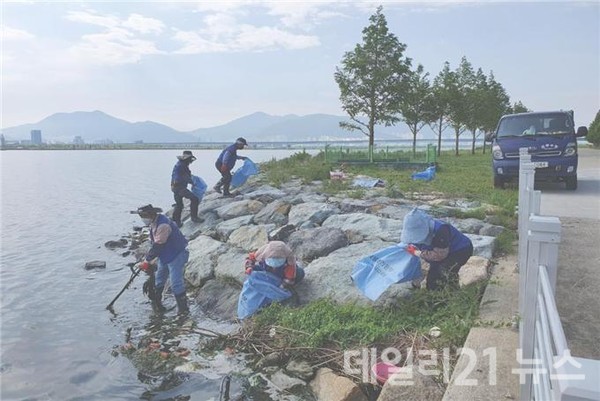 낙동강 하구일원 해양쓰레기 수거 모습.(출처=부산시)