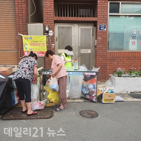 진구는 단독주택가 재활용정거장 운영 사업을  확대 추진하고 있다. [제공=진구청]