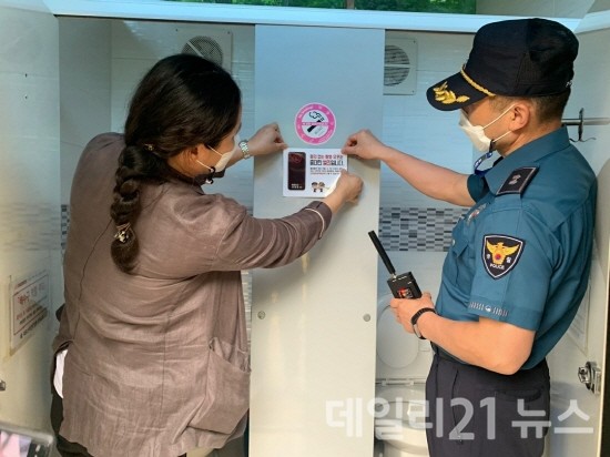 대운산 자연휴양림과 웅상지역 체육시설을 방문하여 불법촬영 예방 사전점검을 실시하고 있다. [제공=양산경찰서]