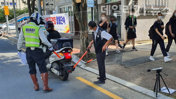 거제경찰서가 이륜자동차 불법구조변경 합동단속을 하고 있는 모습. [제공=거제시]