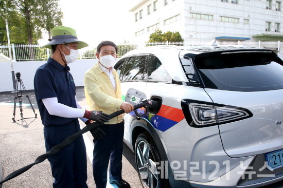 허성곤 김해시장이 수소충전소 현장점검을 하고 있는 모습 [제공=김해시]