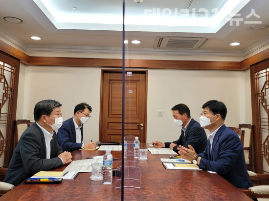 특별교부세 지원 요청을 위해 간담회를 가지고 있는 모습. [제공=거제시]