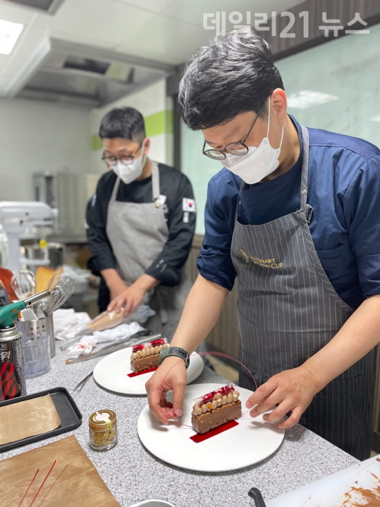 와이즈유 영산대 서양조리전공 특강에서 김대현(사진 오른쪽) 셰프가 디저트 숲속의 요정을 시연하고 있는 모습. [제공=영산대]