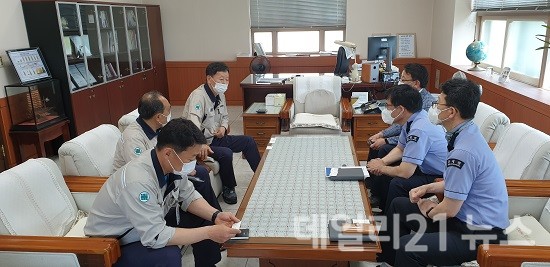 정윤성 용당 세관장이 지난달 30일 관내 대표적인 수출기업인 ㈜풍산 부산사업장을 방문했다.(사진제공=부산본부세관)