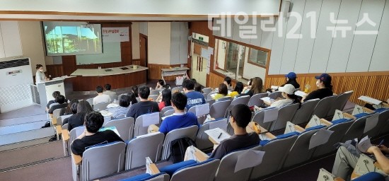 와이즈유 영산대학교 서양조리전공과 IPP사업단이 아난티 코브(힐튼 부산) 인사담당자 초청 기업설명회를 진행하고 있다. [제공=영산대]