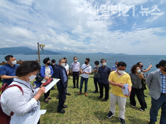 거제시 신성장 핵심프로젝트 발굴을 위한 전문가 현장조사를 실시하고 있는 모습. [제공=거제시]