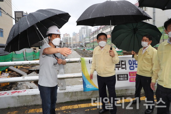 허성무 창원시장이 집중호우에 따른 관내 주요 시설물에 대해 긴급 현장 점검을 실시하고 있는 모습. [제공=창원시]