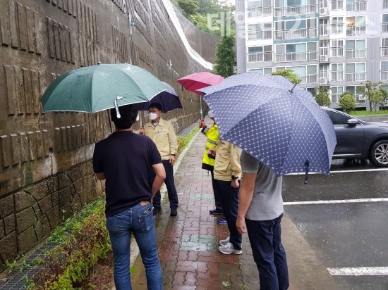 박환기 거제시 부시장이 집중호우 피해가 발생할 우려가 있는 시설물에 대한 현장점검을 하고 있는 모습. [제공=거제시]