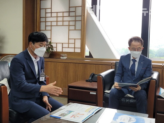 변광용 거제시장(왼쪽)이 김사열 국가균형발전위원장(오른쪽)을 만나 사업의 필요성을 설명하고 국비지원을 요청하고 있는 모습. [제공=거제시]