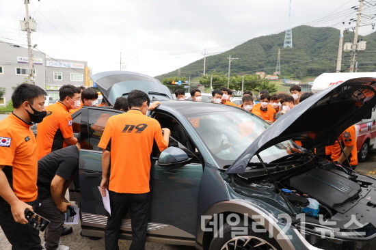 전기(수소)자동차 사고 구조역량 강화 교육을 실시 하고 있는 모습.[제공=기장소방서]